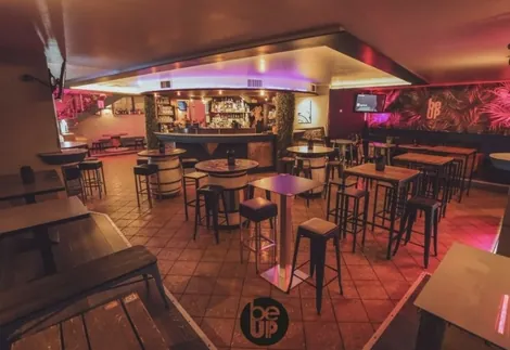 La sala interna di Be Up con tavoli alti e bancone