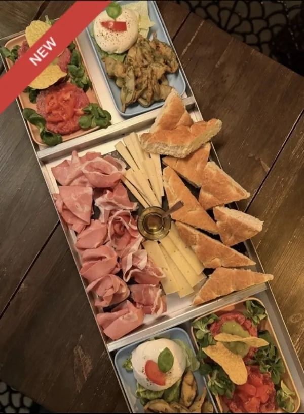 Vassoio Reale Be Up con salumi, formaggi della Val Seriana, focaccia e burrata