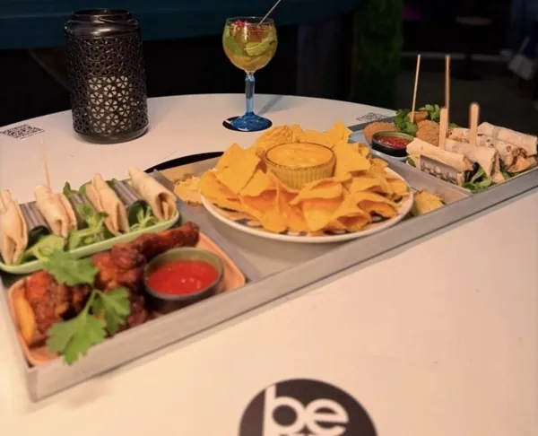 Vassoio Messicano Be Up con burritos, nachos, alette piccanti e fajitas