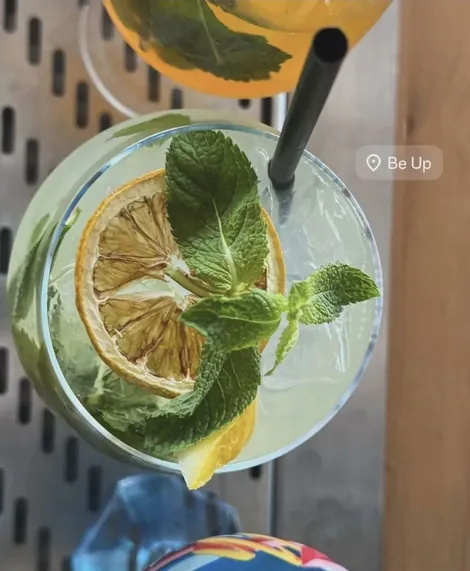 Drink fresco con menta e agrumi