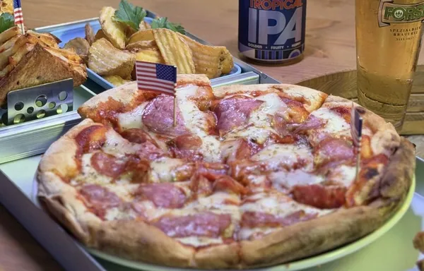 Vassoio Americano di Be Up: pizza ai peperoni, club sandwich e patatine fritte