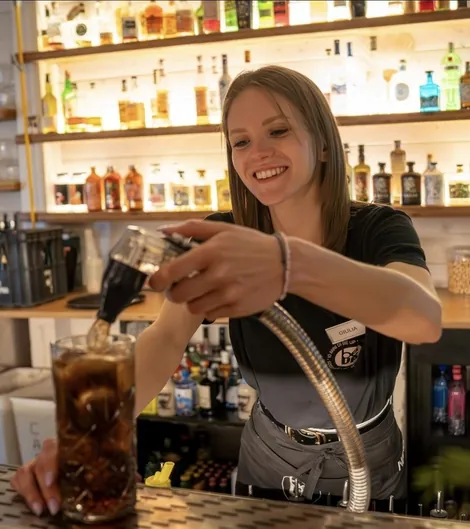 Barista di Be Up prepara un drink al bancone