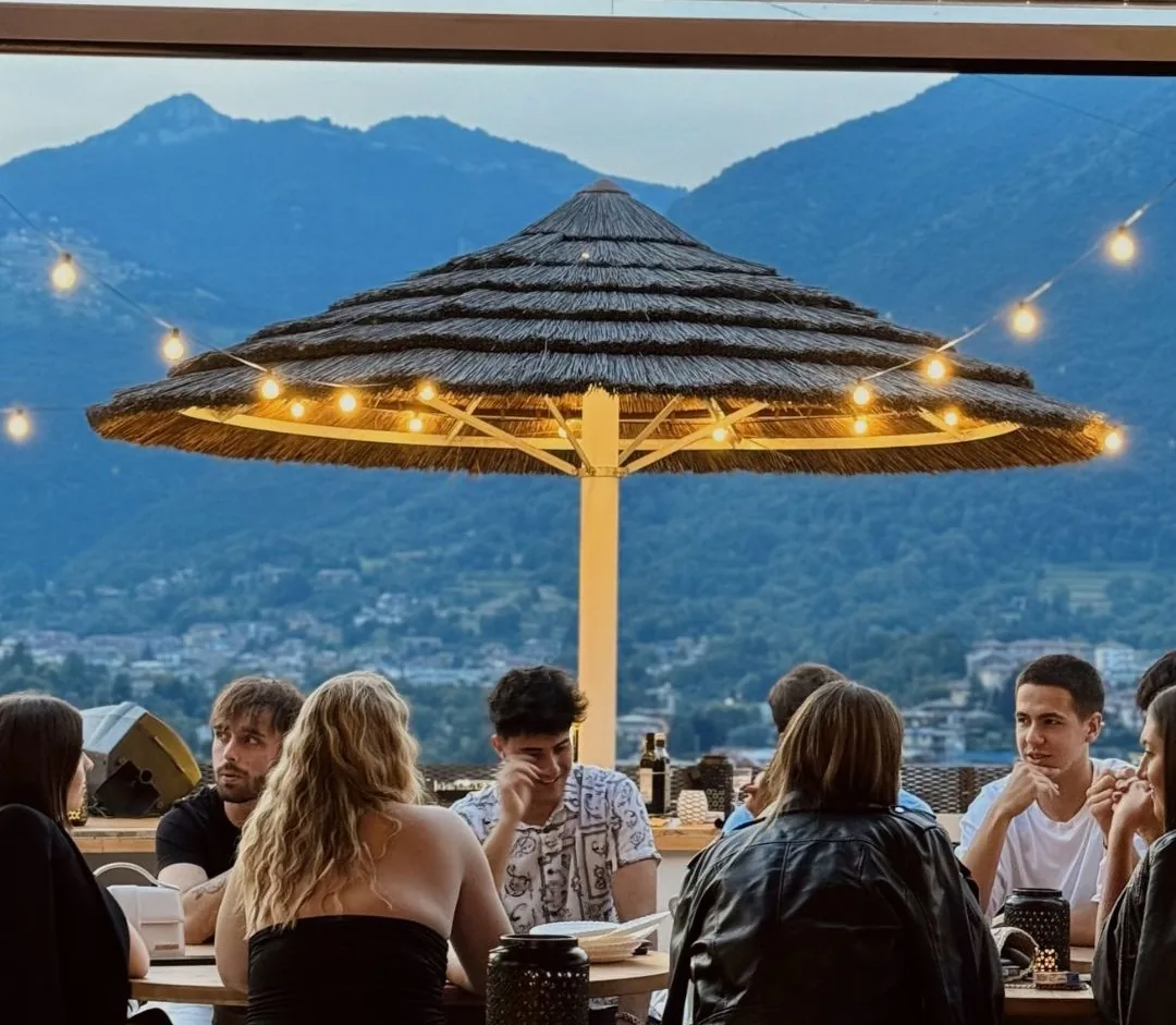La terrazza panoramica di Be Up con vista sulle montagne, perfetta per feste private