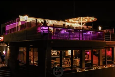 Il locale Be Up illuminato di sera, vista esterna